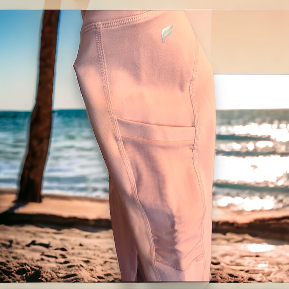 NEW Fabletics Rosebloom On-The-Go PowerHold® High-Waisted Capri Size Small - Picture 4 of 8